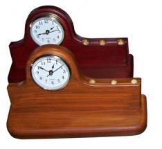 Reloj con base de madera y portalpices